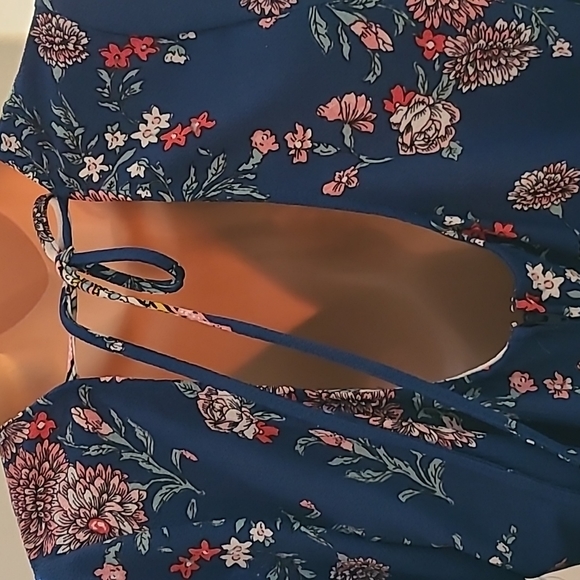 NWOT Dark blue romper Trixxi clthing Co with floral pattern size L - Picture 8 of 14